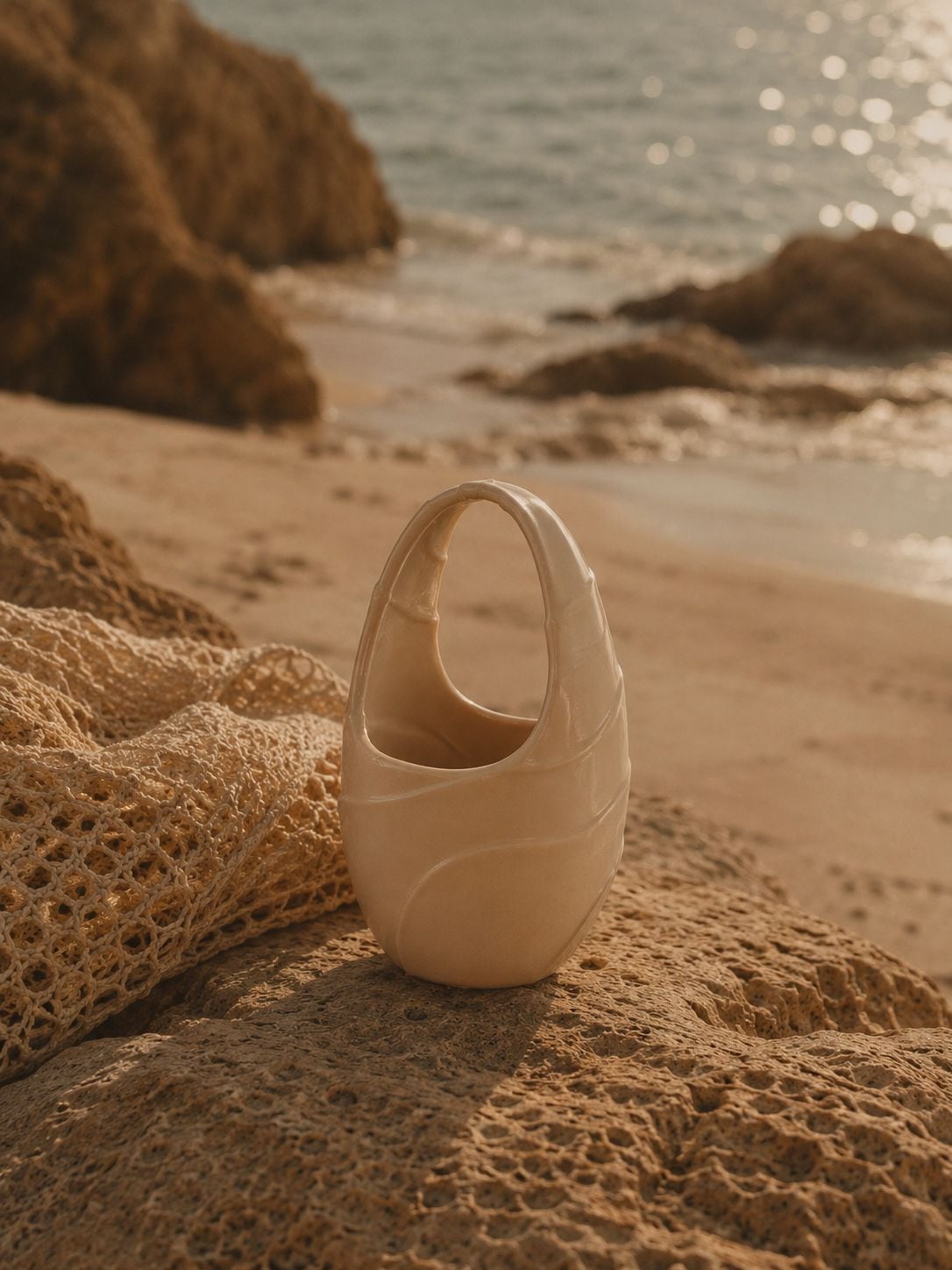 Bolso Kruta de La Marquessa sobre una roca junto al mar